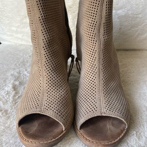 Tom’s peep toe women’s suede booties size 9